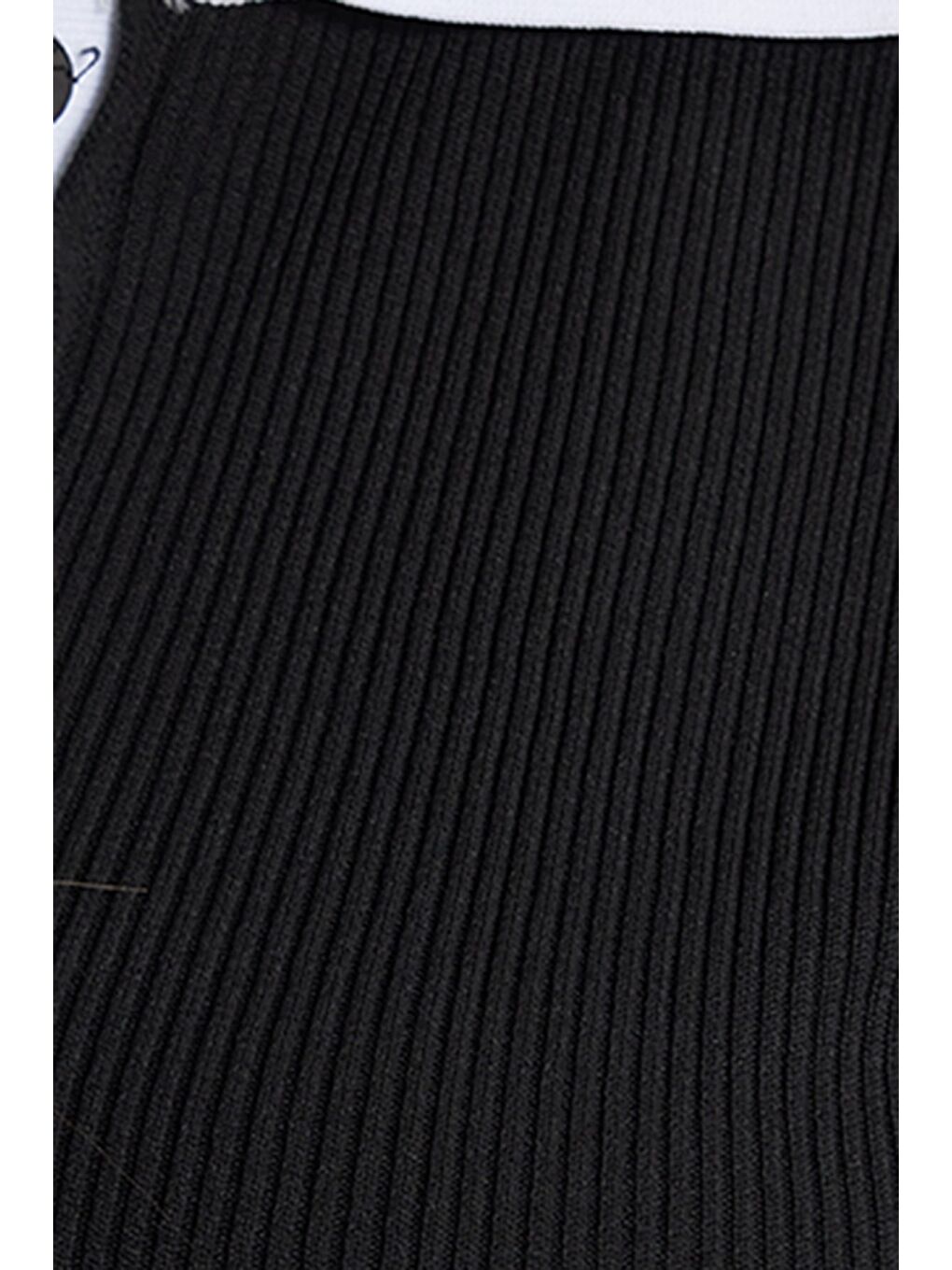 Kadın Slim Fit Dar Kesim Kısa Kollu Fitilli Görünümlü Siyah Polo Yaka Tişört-4