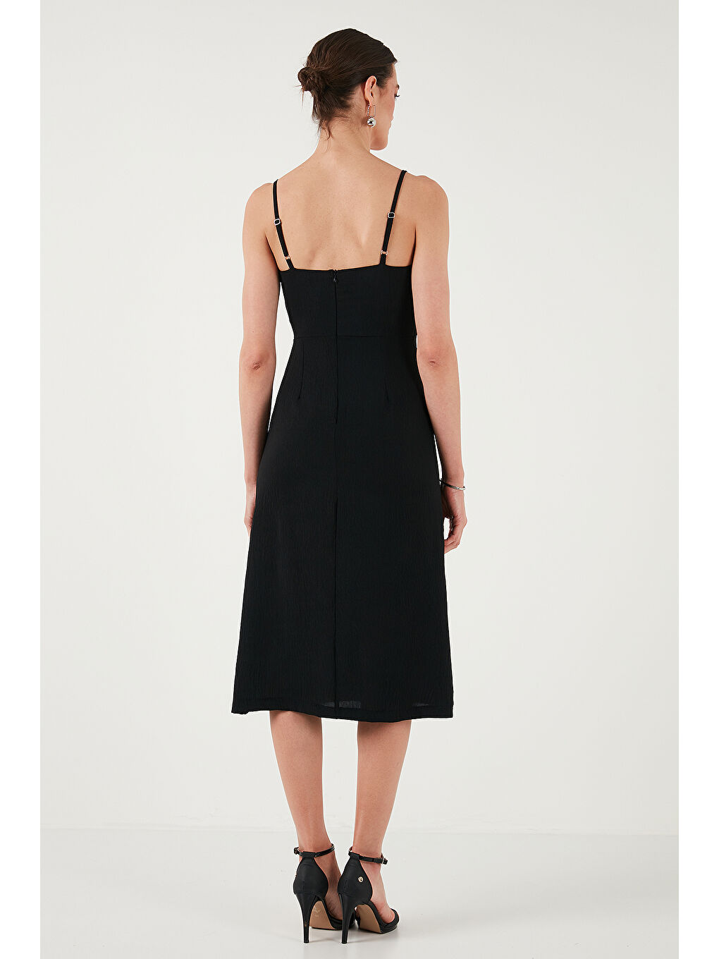 Siyah Büzgü Detaylı Regular Fit V Yaka Midi Boy Kadın Elbise 6788886-6