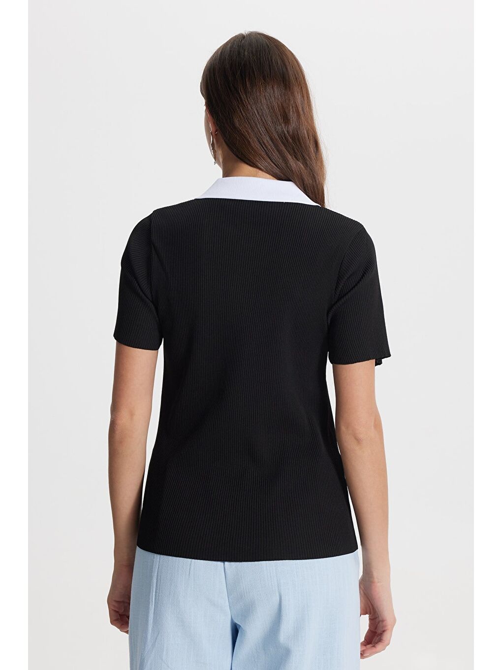 Kadın Slim Fit Dar Kesim Kısa Kollu Fitilli Görünümlü Siyah Polo Yaka Tişört-5