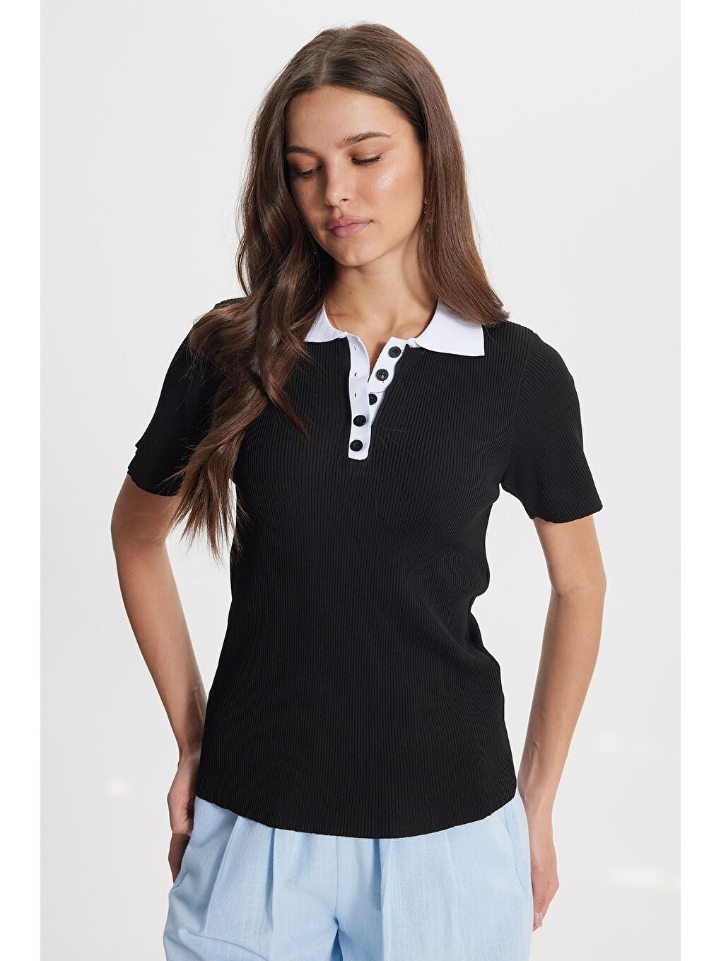 Kadın Slim Fit Dar Kesim Kısa Kollu Fitilli Görünümlü Siyah Polo Yaka Tişört-6