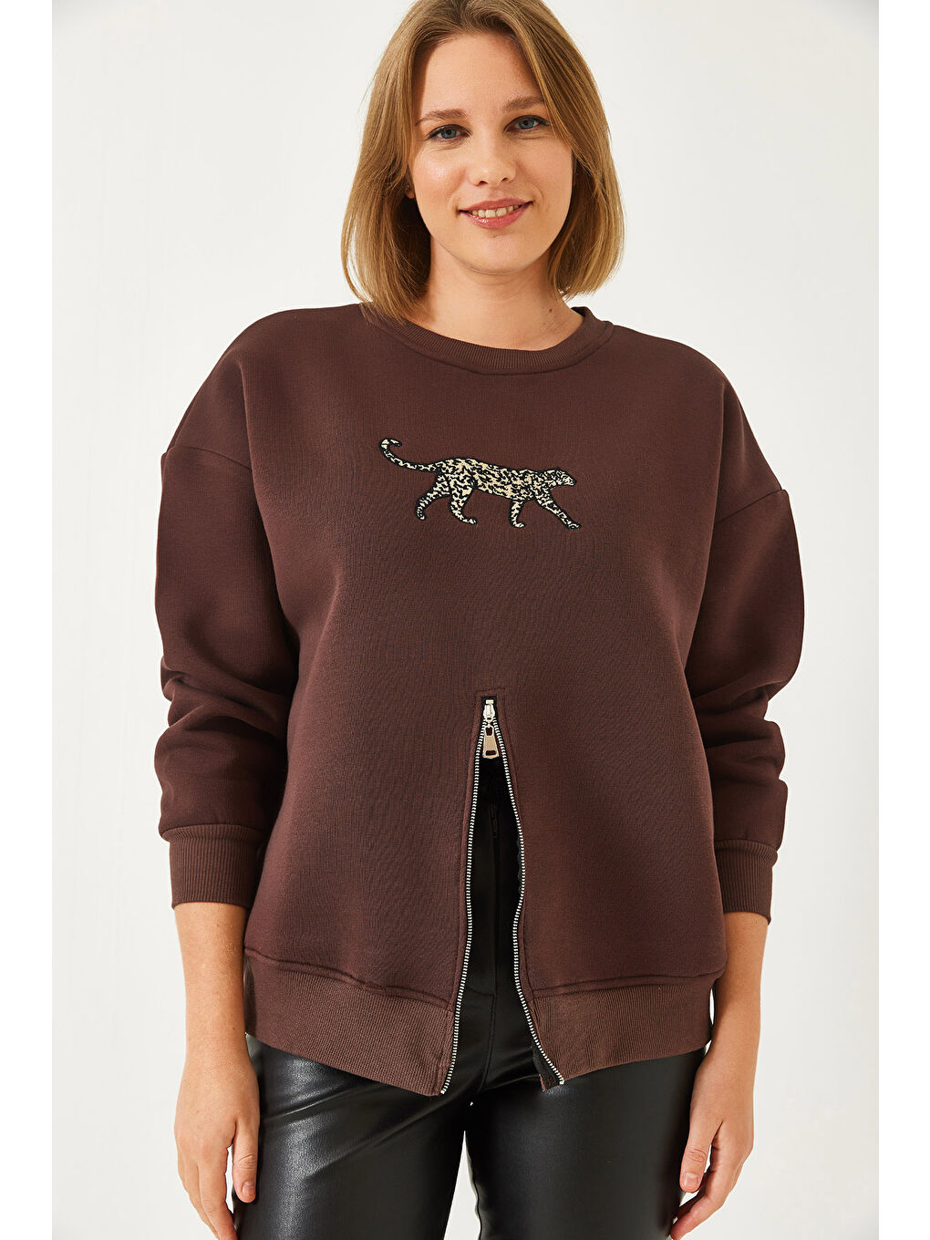 Kahverengi Kadın Üç İplik Şardonlu Önü Fermuarlı Leopar Baskılı Sweatshirt-1