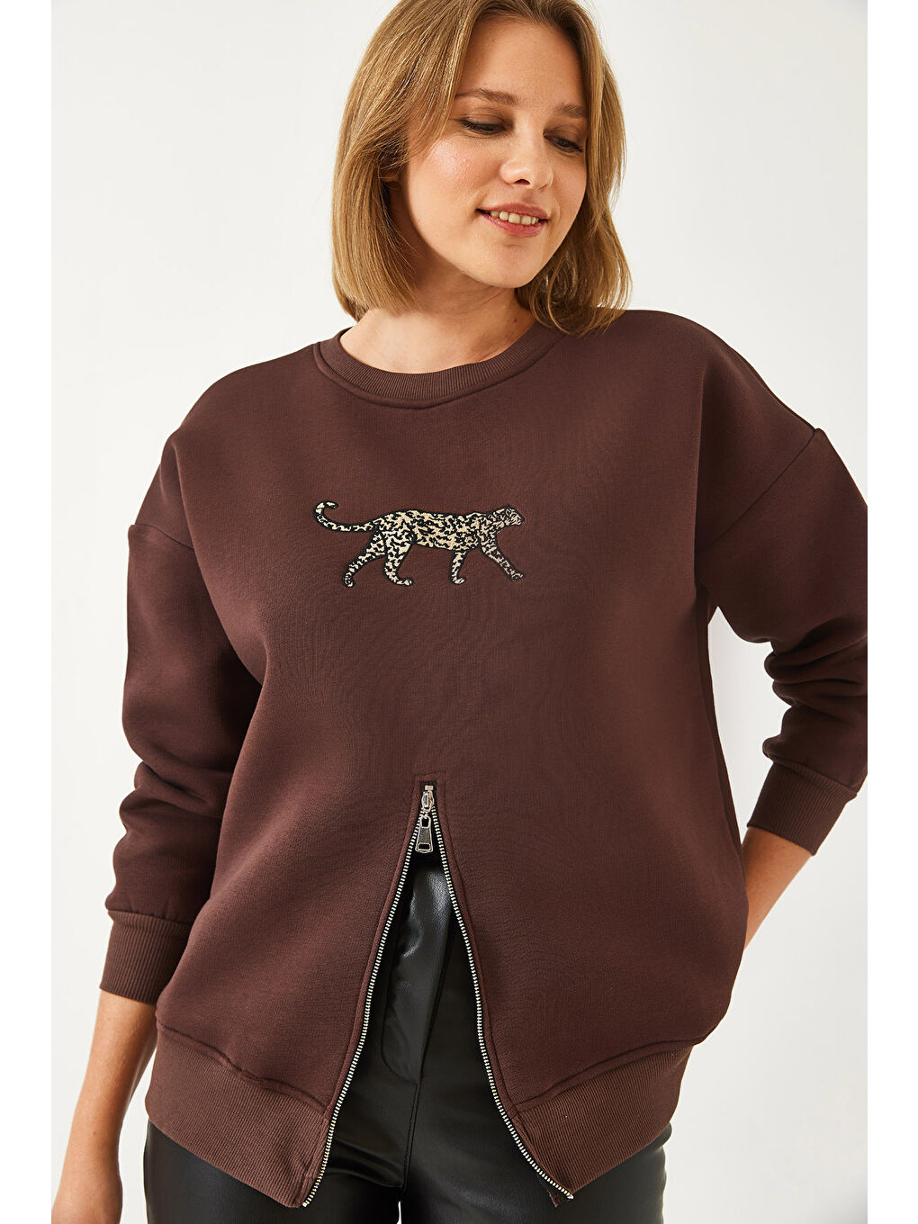 Kahverengi Kadın Üç İplik Şardonlu Önü Fermuarlı Leopar Baskılı Sweatshirt-3