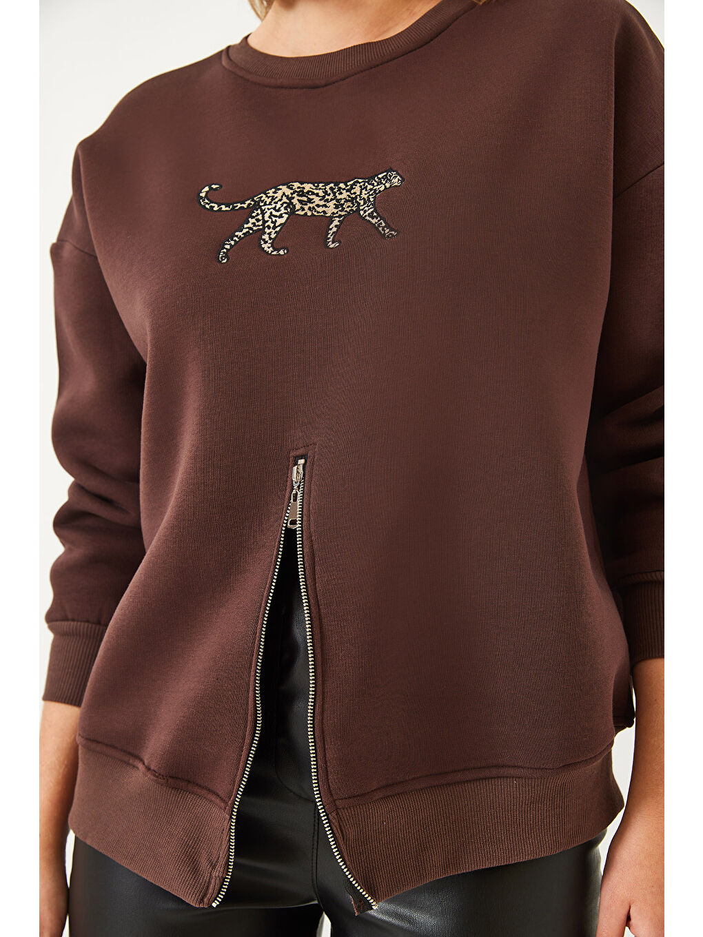Kahverengi Kadın Üç İplik Şardonlu Önü Fermuarlı Leopar Baskılı Sweatshirt-4