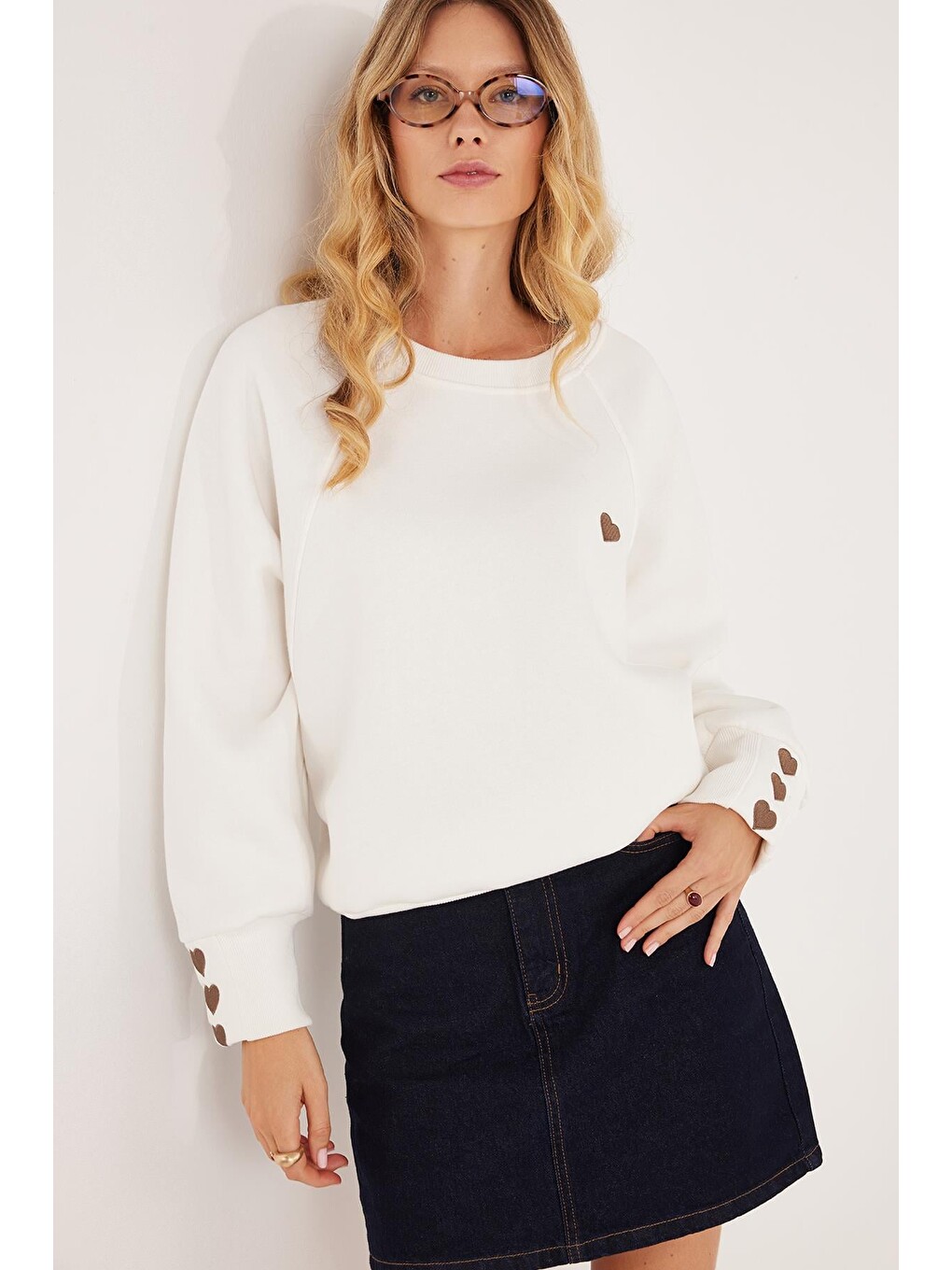 Kadın Regular Fit Klasik Kesim %100 Pamuk Baskılı Bisiklet Yaka Beyaz Sweatshirt