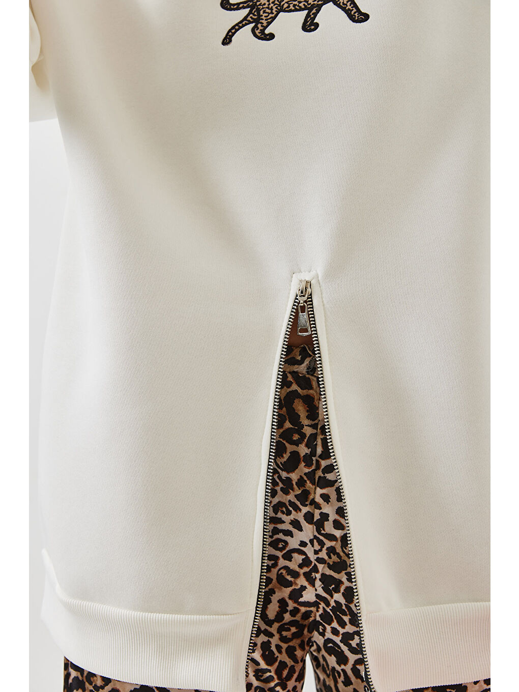 Beyaz Kadın Üç İplik Şardonlu Önü Fermuarlı Leopar Baskılı Sweatshirt-2