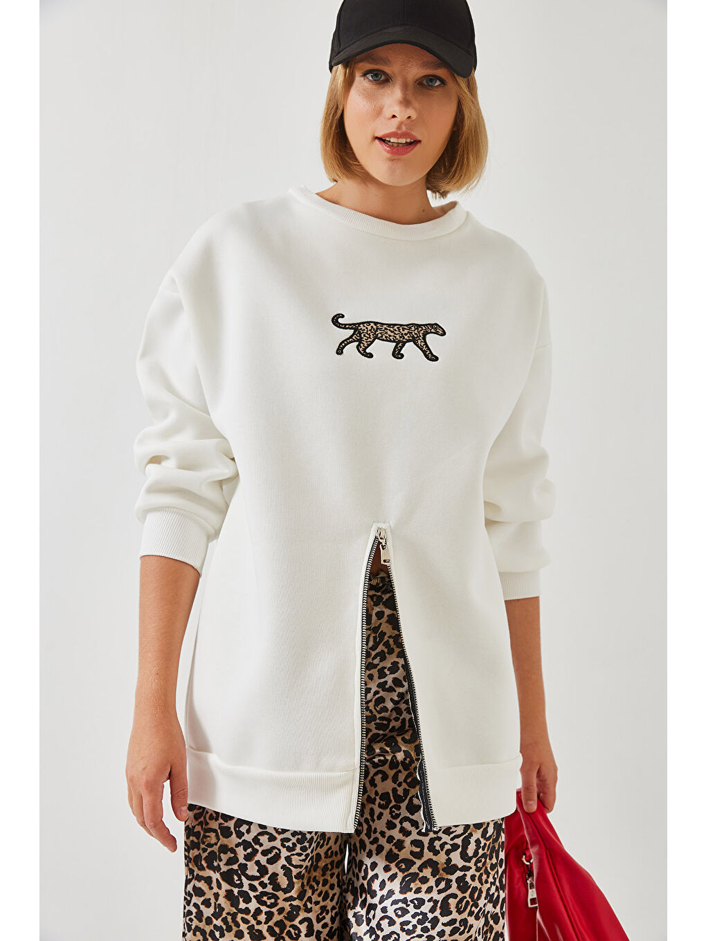 Beyaz Kadın Üç İplik Şardonlu Önü Fermuarlı Leopar Baskılı Sweatshirt-4