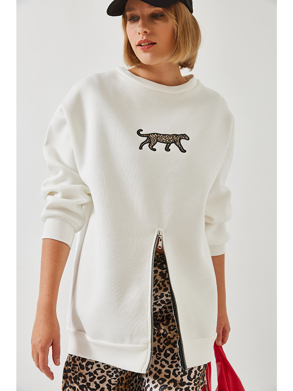 Beyaz Kadın Üç İplik Şardonlu Önü Fermuarlı Leopar Baskılı Sweatshirt-5