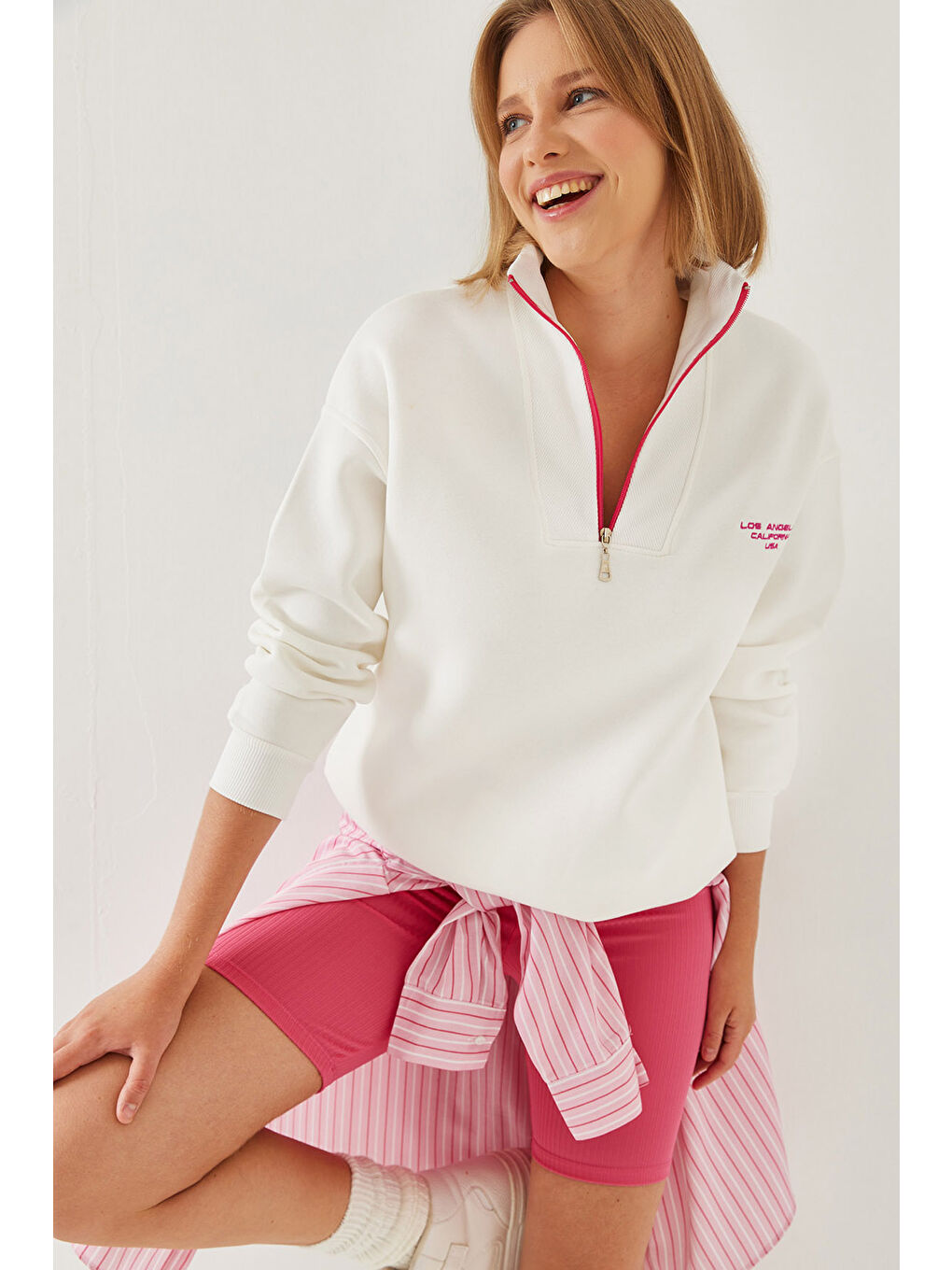 Beyaz Kadın Dik Yaka Fermuar Detaylı Şardonlu Oversize Sweatshirt