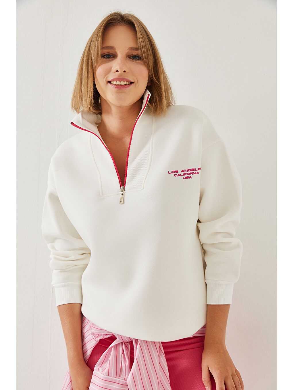 Beyaz Kadın Dik Yaka Fermuar Detaylı Şardonlu Oversize Sweatshirt-2