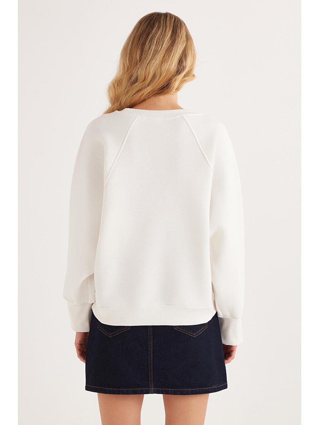 Kadın Regular Fit Klasik Kesim %100 Pamuk Baskılı Bisiklet Yaka Beyaz Sweatshirt-7