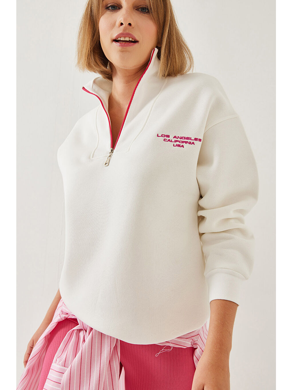 Beyaz Kadın Dik Yaka Fermuar Detaylı Şardonlu Oversize Sweatshirt-3