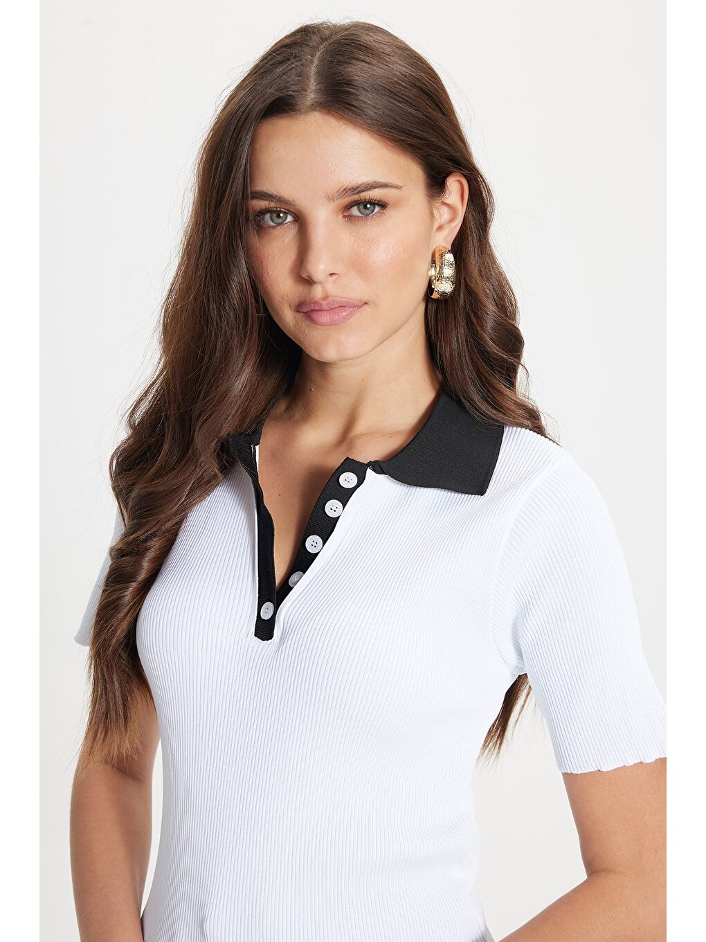 Kadın Slim Fit Dar Kesim Kısa Kollu Fitilli Görünümlü Beyaz Polo Yaka Tişört-2