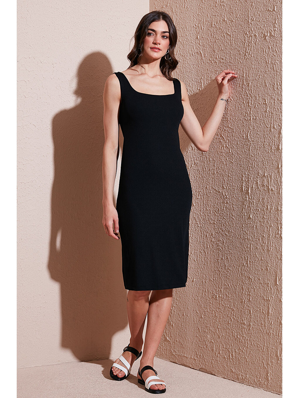 Siyah Streç Slim Fit Kare Yaka Kalın Askılı Midi Boy Kadın Elbise 5866102-1