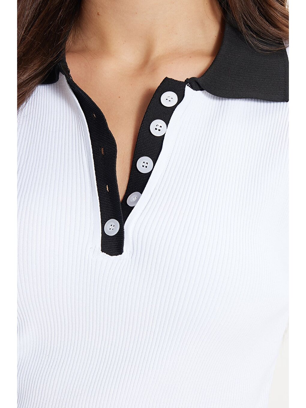Kadın Slim Fit Dar Kesim Kısa Kollu Fitilli Görünümlü Beyaz Polo Yaka Tişört-5