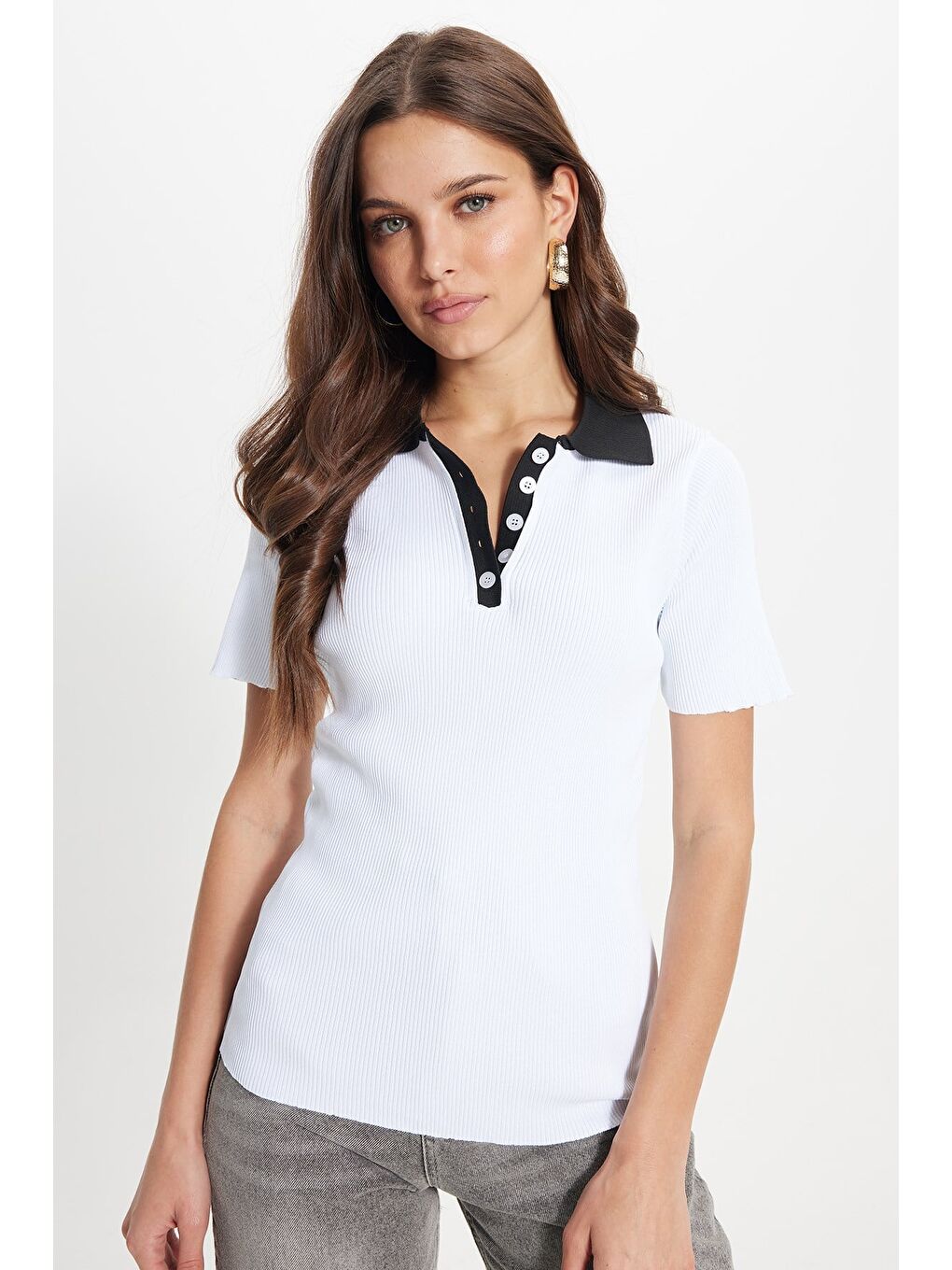 Kadın Slim Fit Dar Kesim Kısa Kollu Fitilli Görünümlü Beyaz Polo Yaka Tişört-6