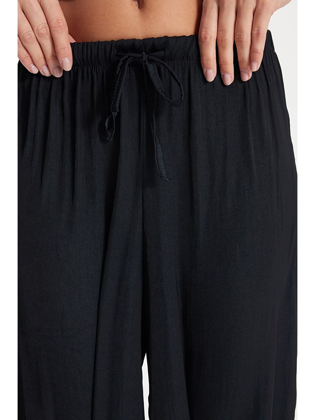 Kadın Relax Fit Rahat Kesim Beli Bağcıklı Lastikli Bol Paça Siyah Pantolon-4