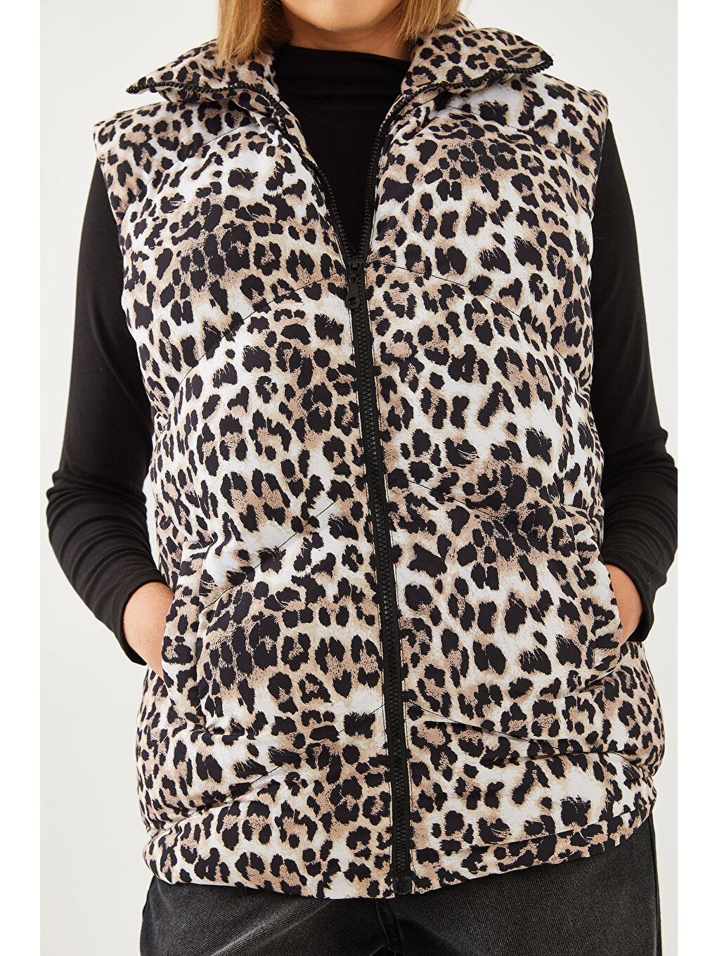 Siyah Kadın Balıkçı Yaka Leopar Desenli Şişme Yelek-1