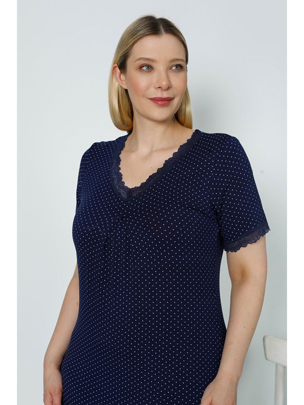 Puantiyeli Lacivert Dantelli Kısa Kollu Büyük Beden Esnek Viskon Gecelik-1