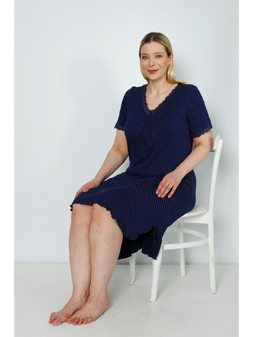 Puantiyeli Lacivert Dantelli Kısa Kollu Büyük Beden Esnek Viskon Gecelik-2