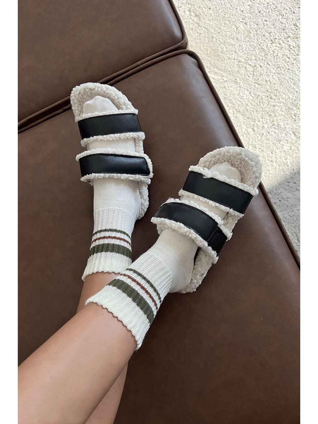 Pietro   Kadın  Tüylü  Bant Detay Düz Taban Terlik Siyah-1