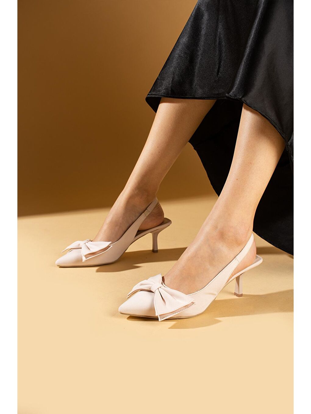 Ekru Fiyonk Detaylı Sivri Burun Saten Kumaş Kadın Topuklu Ayakkabı 43-23-24Saten-1