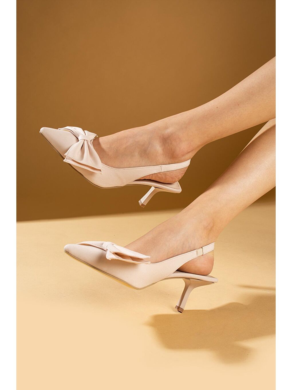 Ekru Fiyonk Detaylı Sivri Burun Saten Kumaş Kadın Topuklu Ayakkabı 43-23-24Saten-2