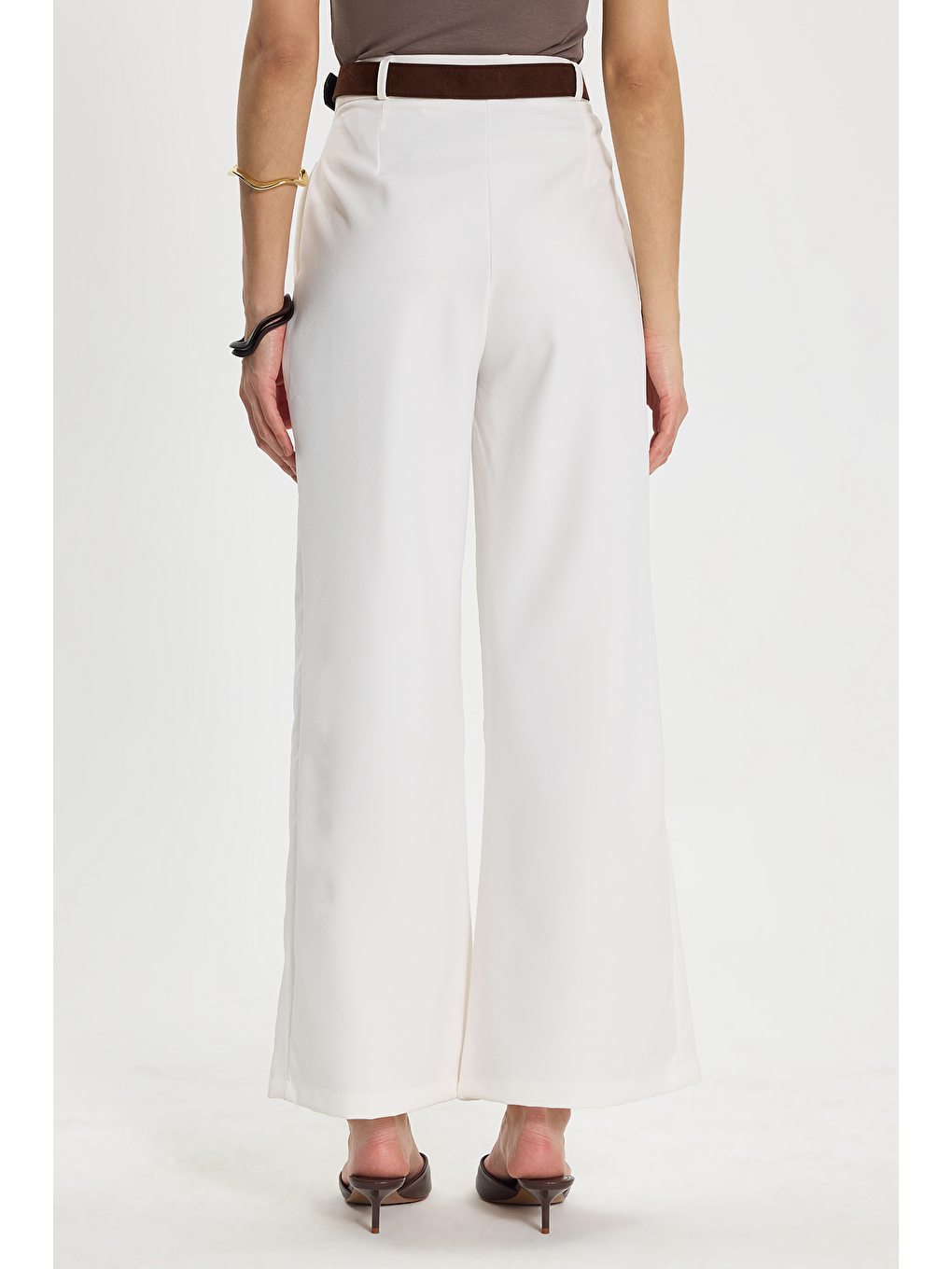 Kadın Relax Fit Rahat Kesim Pileli Çift Çepli Kemerli Ekru Pantolon-5