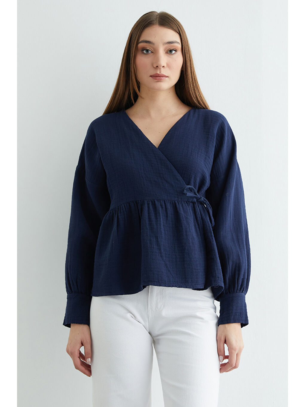 Lacivert Yandan Bağlamalı Kruvaze Yaka Müslin Gömlek-2