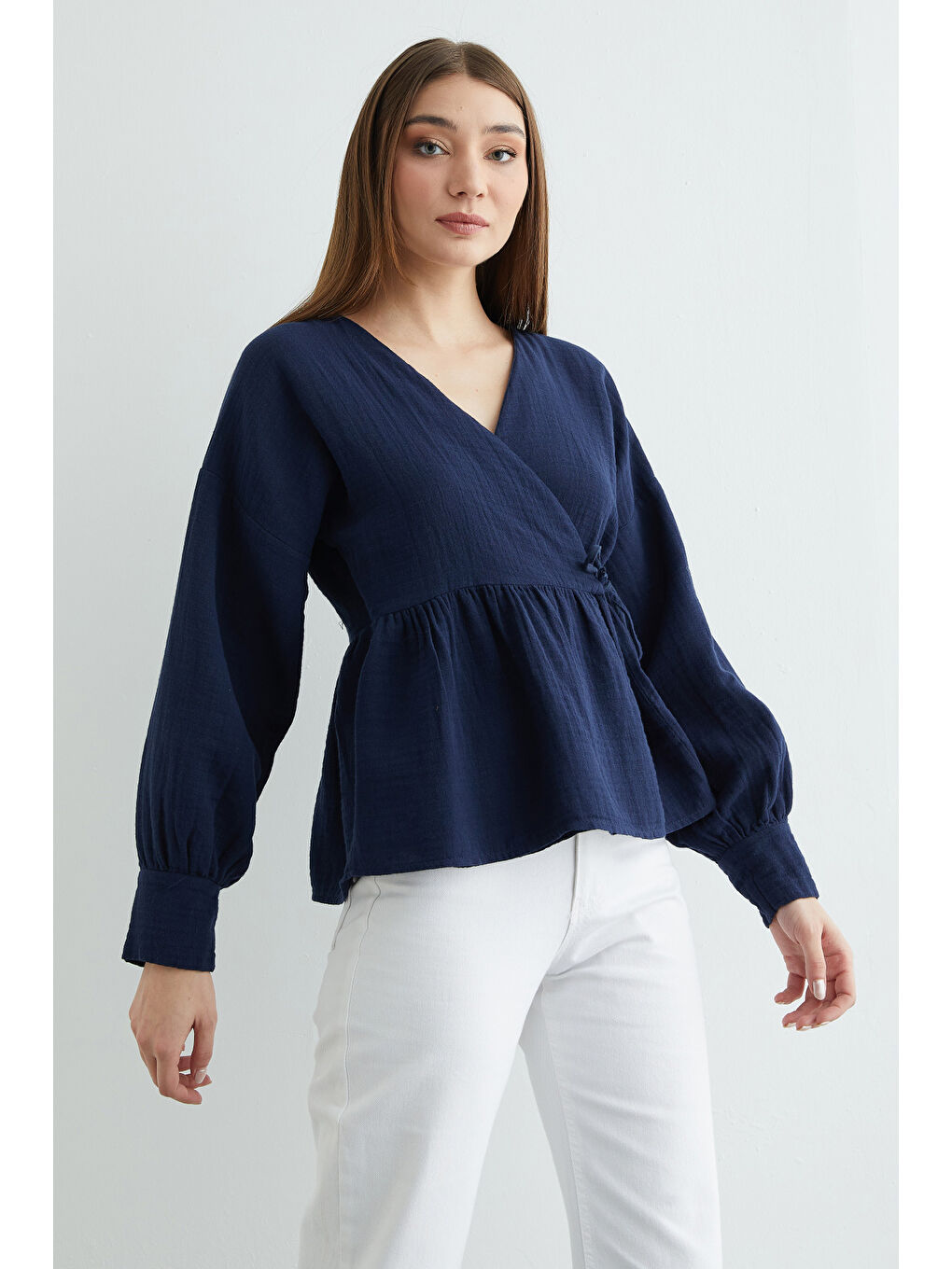 Lacivert Yandan Bağlamalı Kruvaze Yaka Müslin Gömlek-3