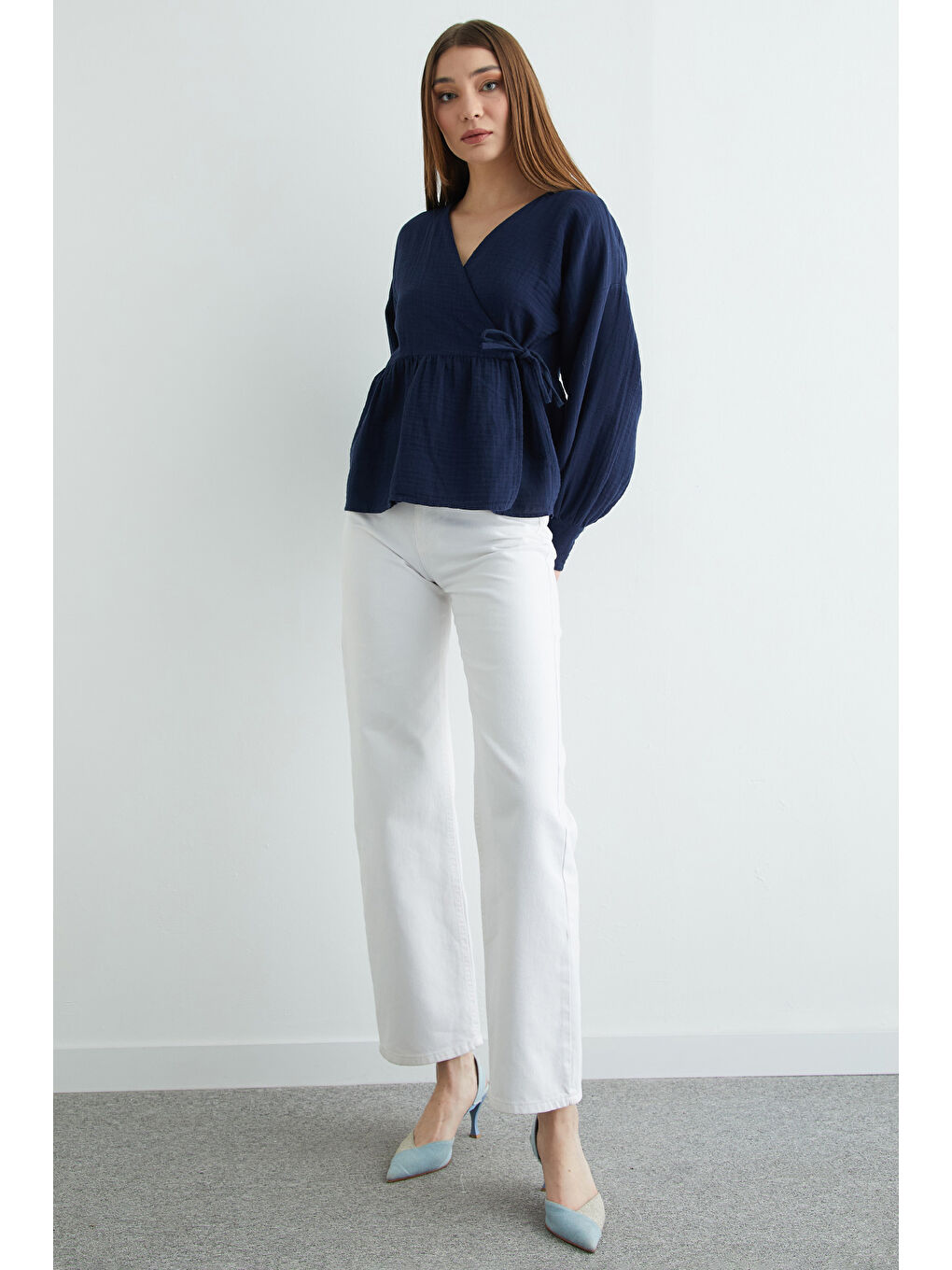 Lacivert Yandan Bağlamalı Kruvaze Yaka Müslin Gömlek-4