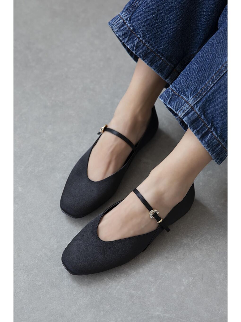 Evve Kadın Toka Detay Saten Babet Siyah