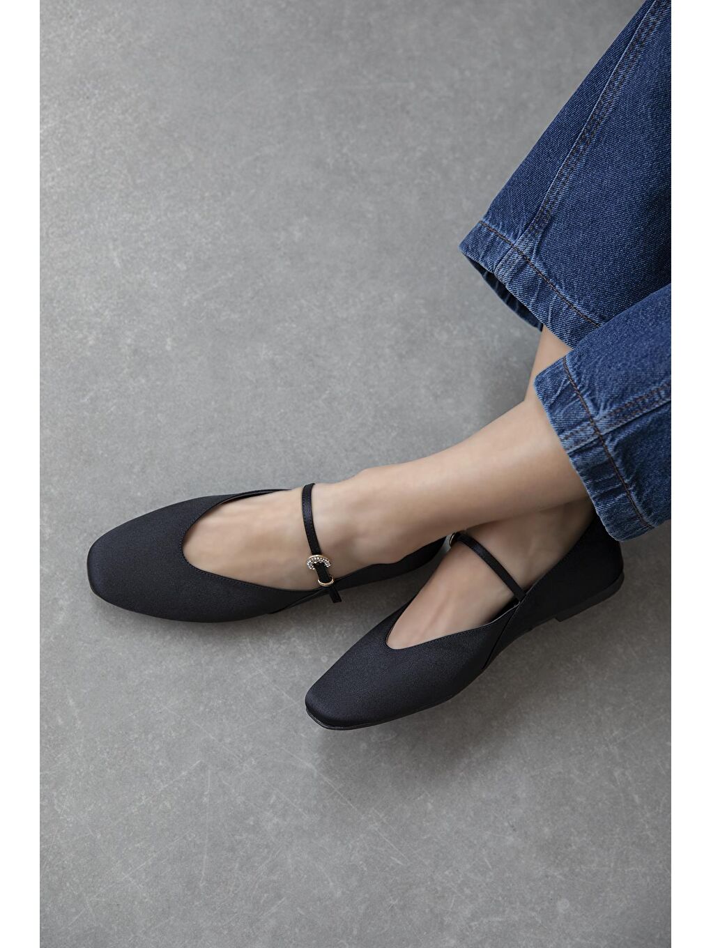 Evve Kadın Toka Detay Saten Babet Siyah-1