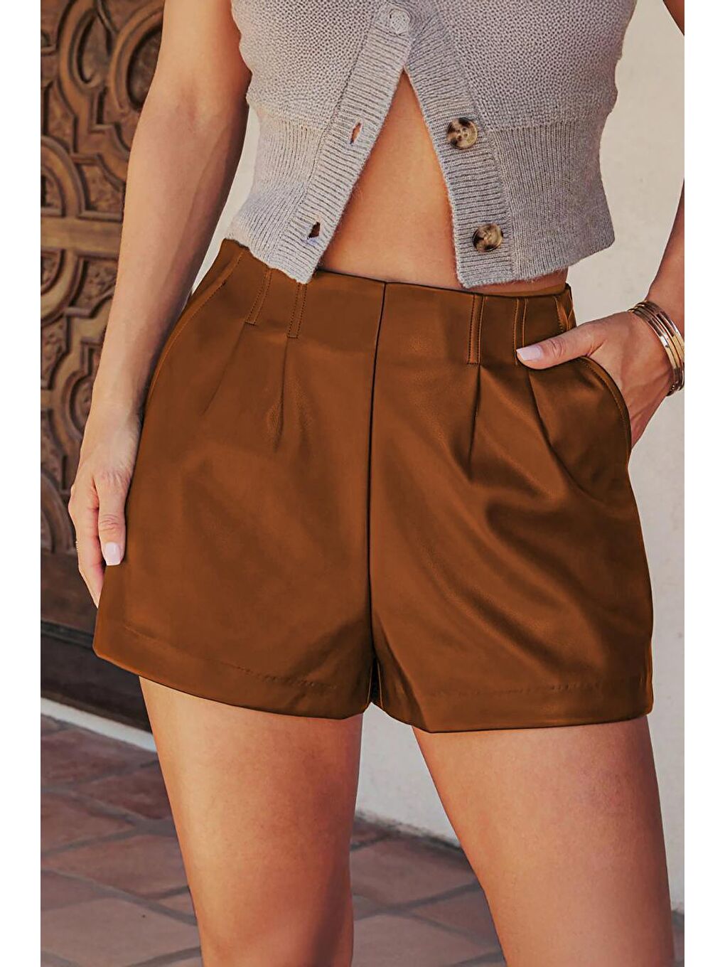 Kahverengi Deri Dikiş Detaylı Kadın Şort Mg2591-1