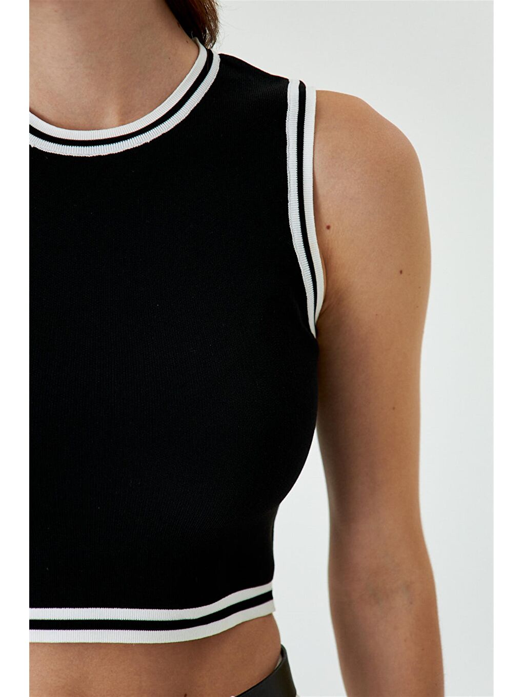 Bisiklet Yaka Triko Siyah Crop Top-6