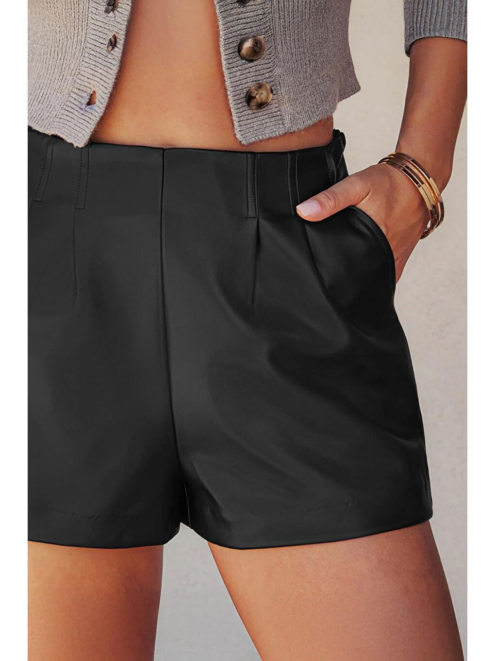 Siyah Deri Dikiş Detaylı Kadın Şort Mg2591-1