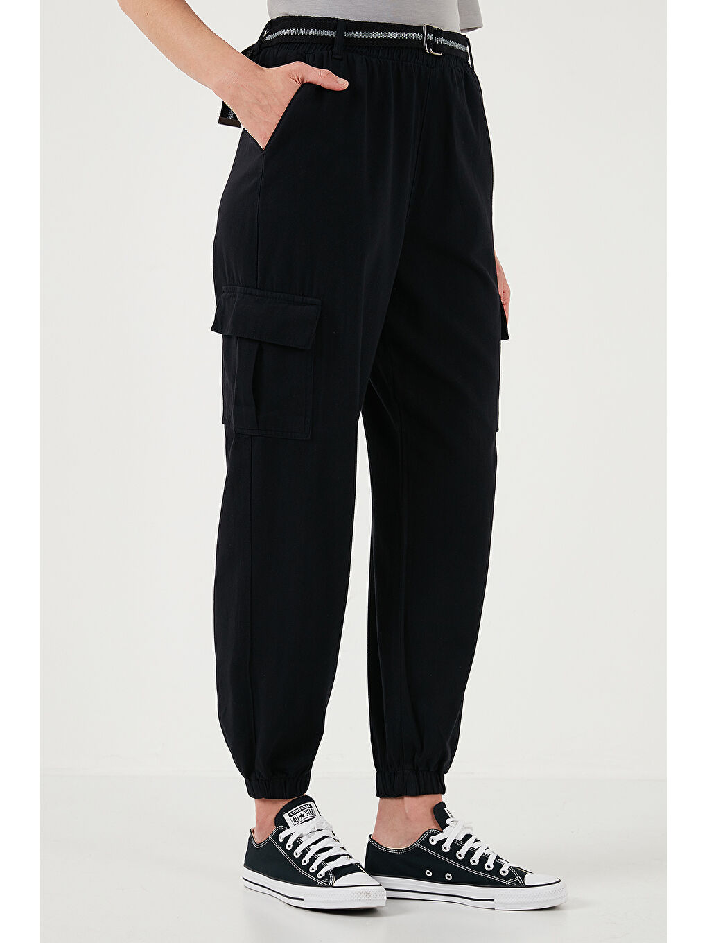 Siyah Pamuklu Standart Fit Normal Bel Lastikli Paça Kemerli Jogger Kadın Pantolon 668Yp5045-1