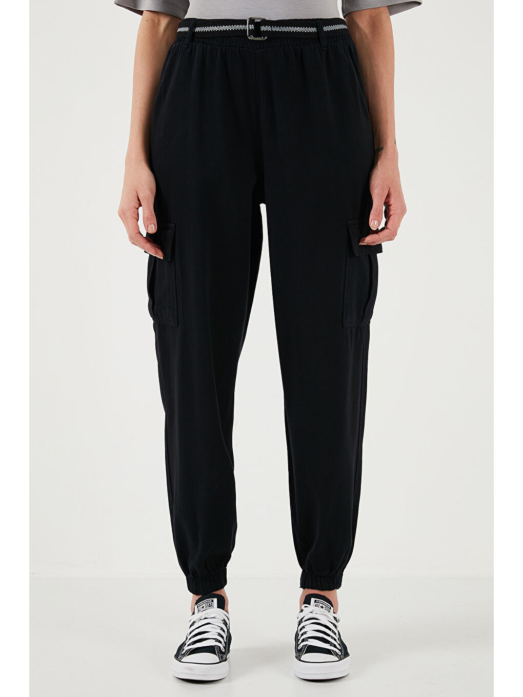 Siyah Pamuklu Standart Fit Normal Bel Lastikli Paça Kemerli Jogger Kadın Pantolon 668Yp5045-2