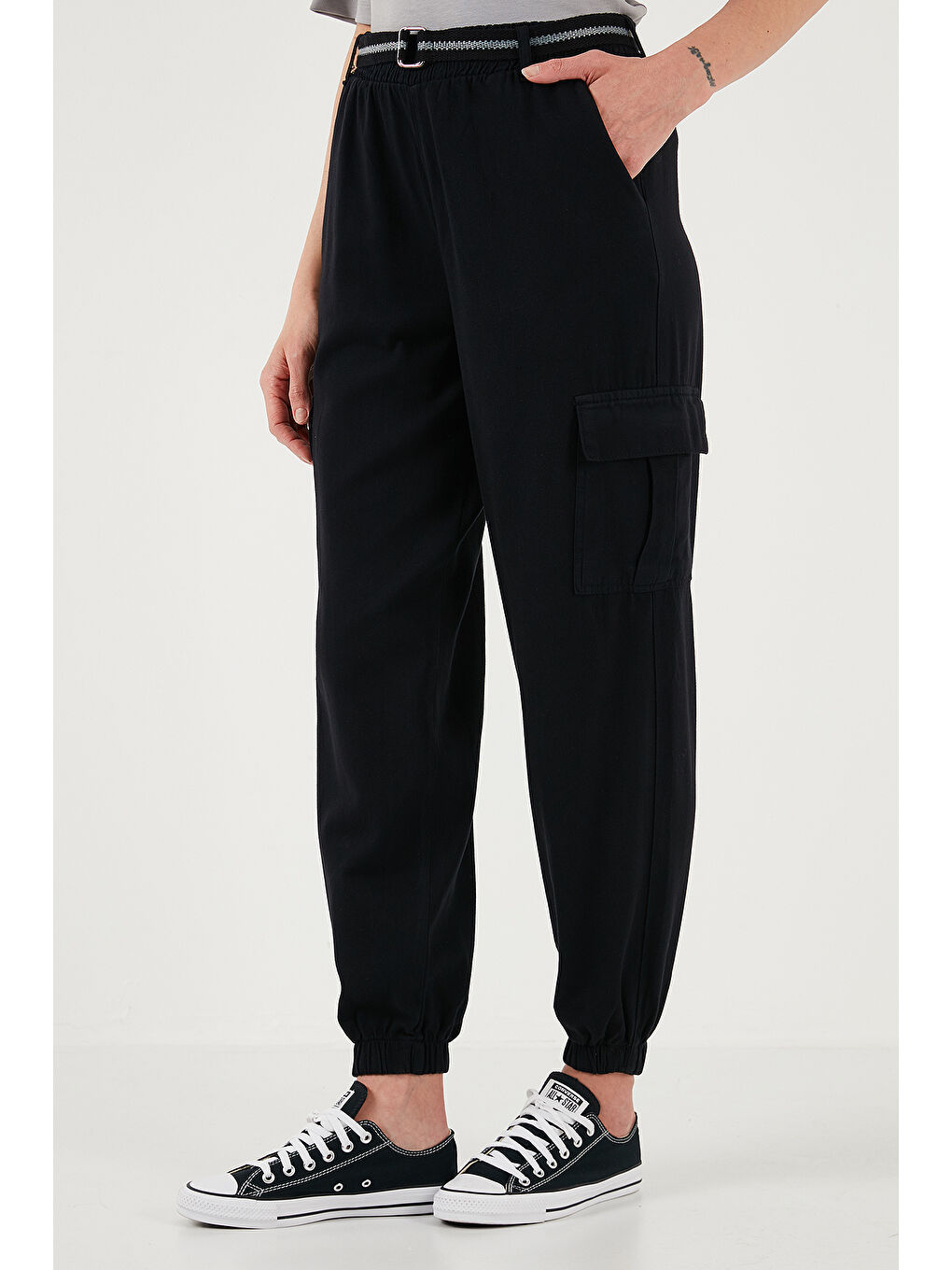 Siyah Pamuklu Standart Fit Normal Bel Lastikli Paça Kemerli Jogger Kadın Pantolon 668Yp5045-3