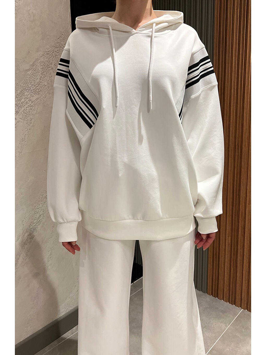 Beyaz Kadın Kapüşonlu Şerit Detaylı Eşofman Takımı-2