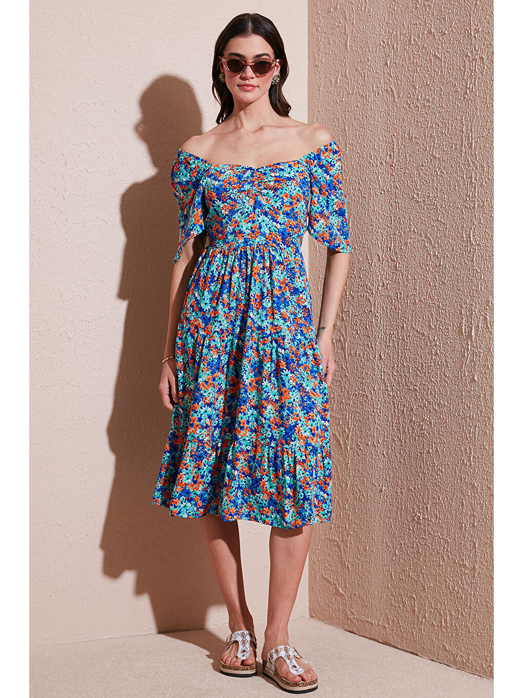 Mavi Desenli Oversize Fit Carmen Yaka Büzgü Detaylı Midi Boy Kadın Elbise 67810557