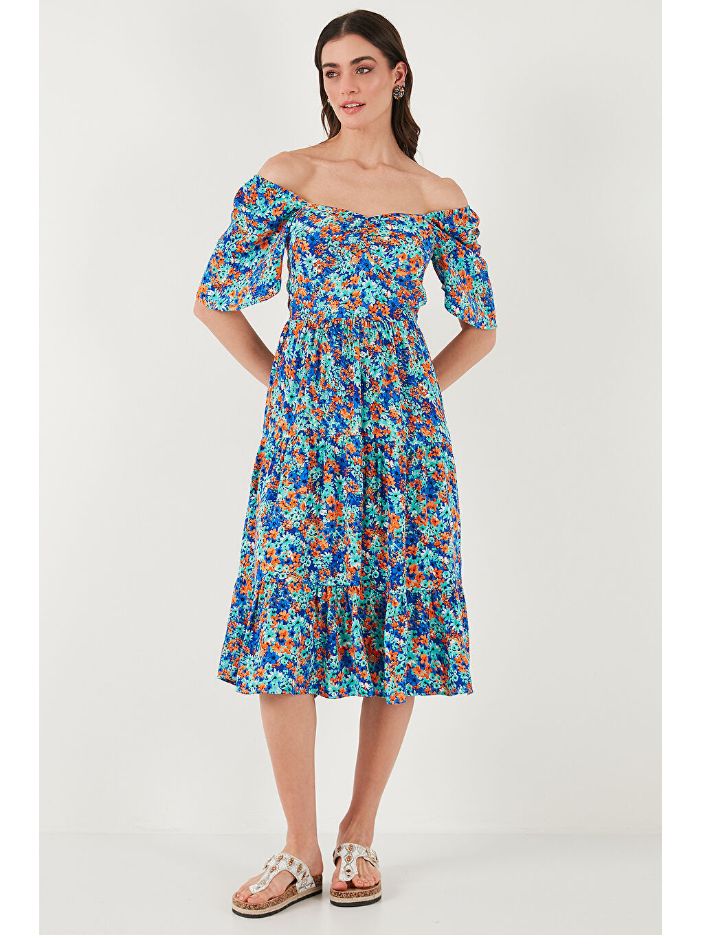 Mavi Desenli Oversize Fit Carmen Yaka Büzgü Detaylı Midi Boy Kadın Elbise 67810557-1