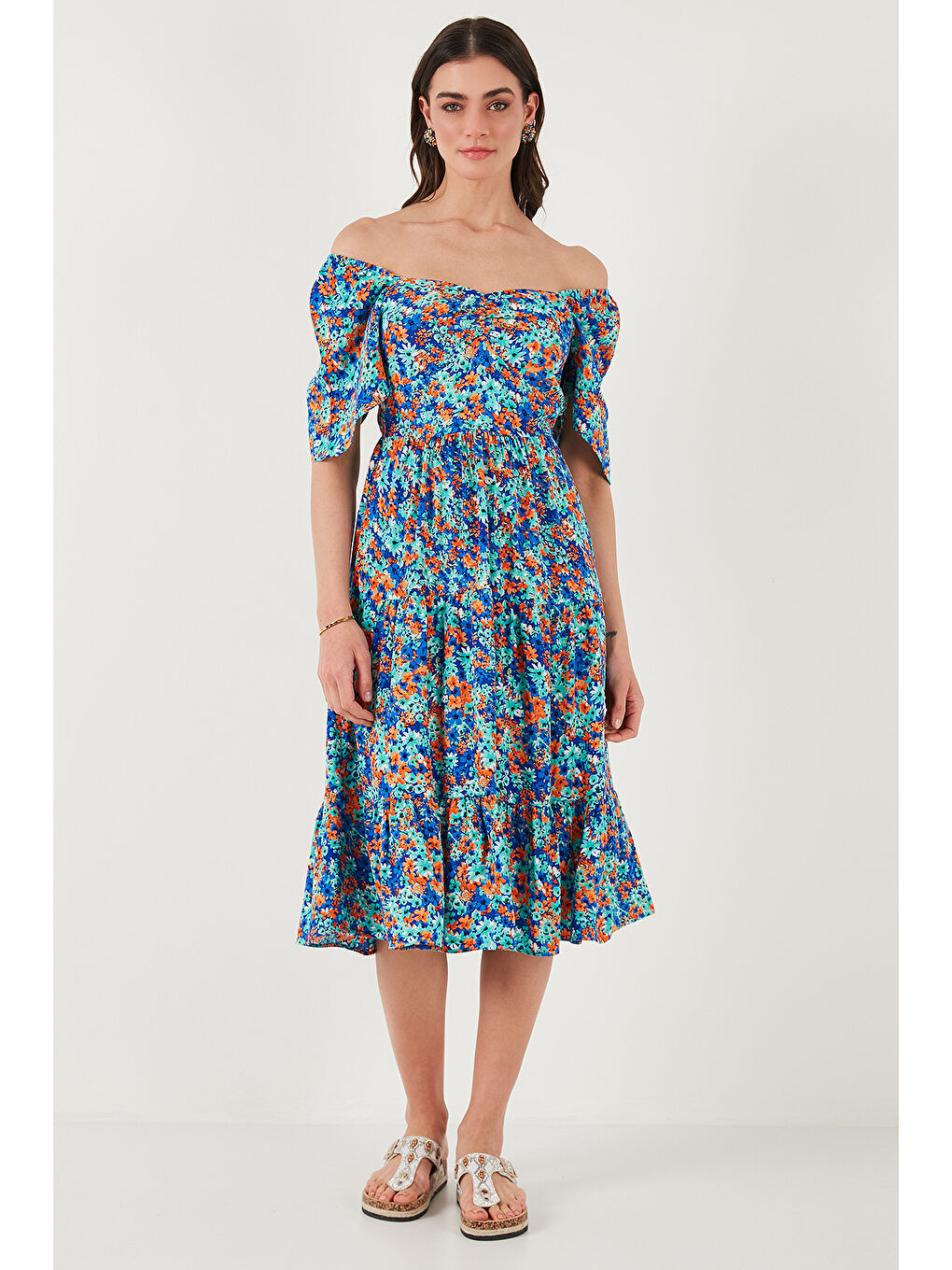 Mavi Desenli Oversize Fit Carmen Yaka Büzgü Detaylı Midi Boy Kadın Elbise 67810557-2