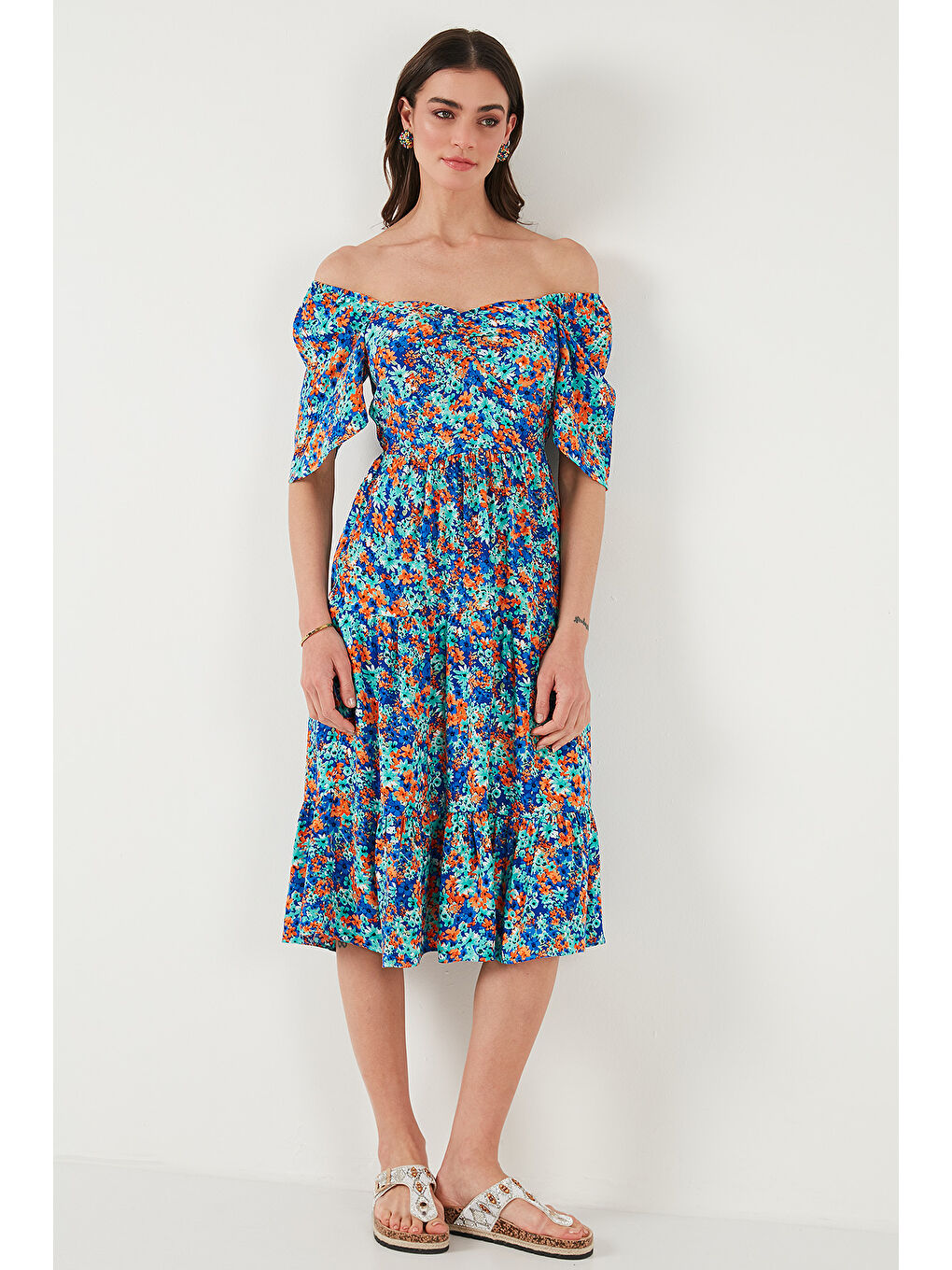 Mavi Desenli Oversize Fit Carmen Yaka Büzgü Detaylı Midi Boy Kadın Elbise 67810557-5