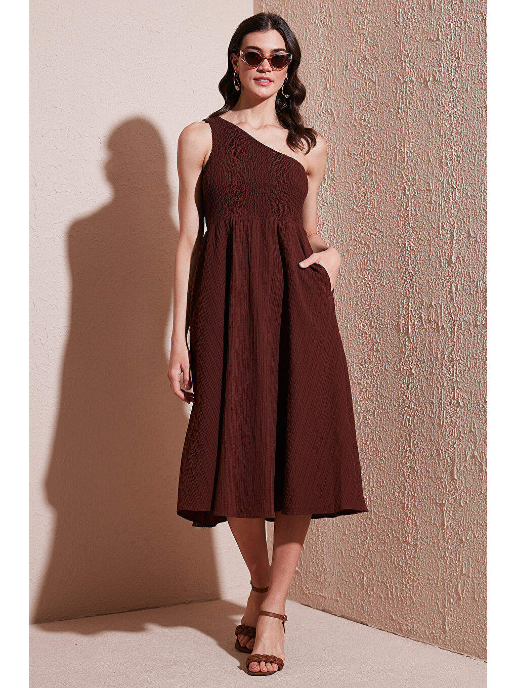 Kahverengi Regular Fit Tek Omuz Belden Açılan Gipeli Midi Boy Kadın Elbise 67810248