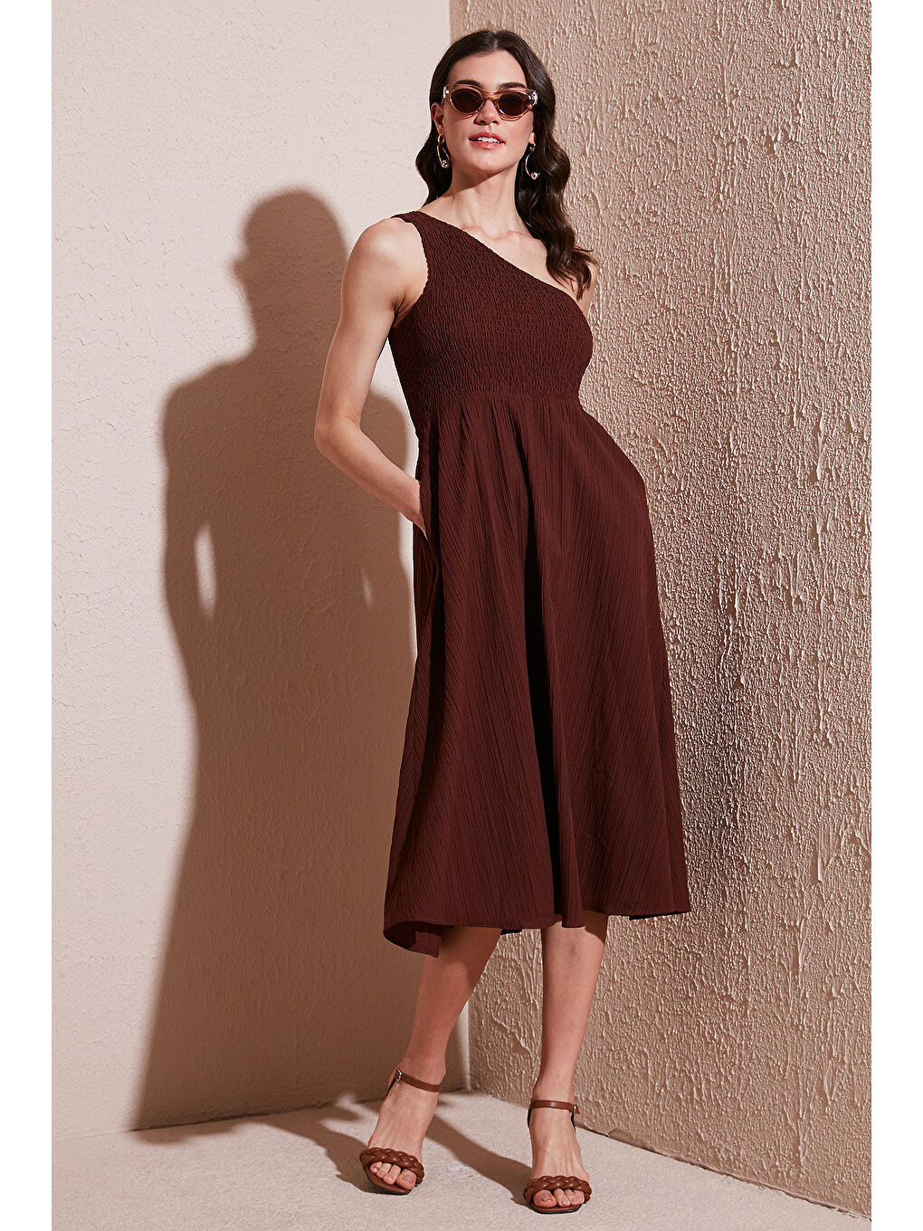 Kahverengi Regular Fit Tek Omuz Belden Açılan Gipeli Midi Boy Kadın Elbise 67810248-1