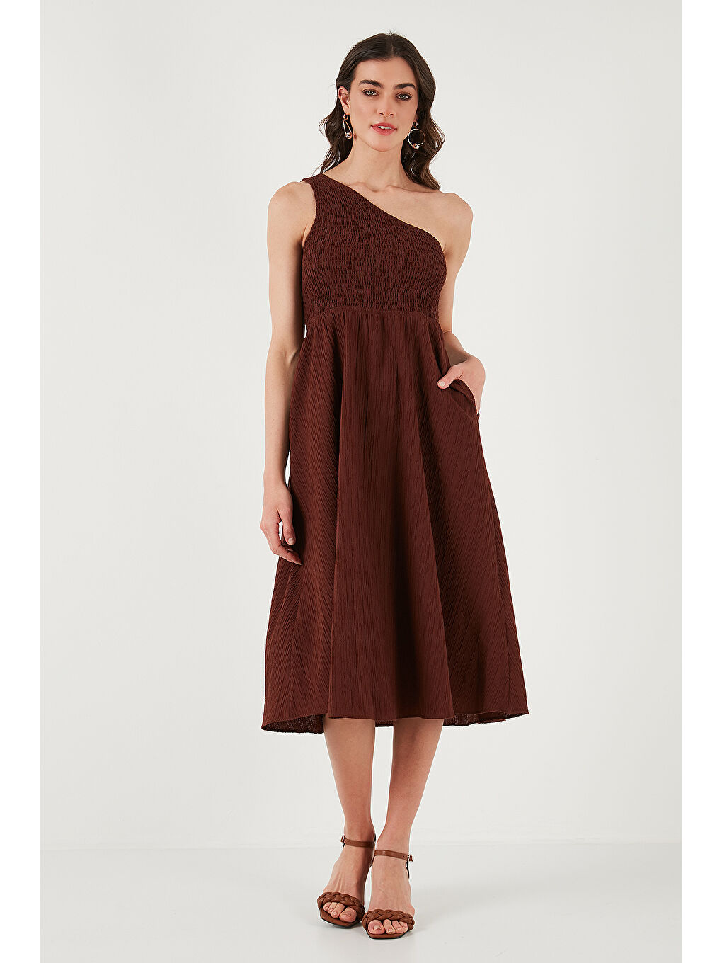 Kahverengi Regular Fit Tek Omuz Belden Açılan Gipeli Midi Boy Kadın Elbise 67810248-2