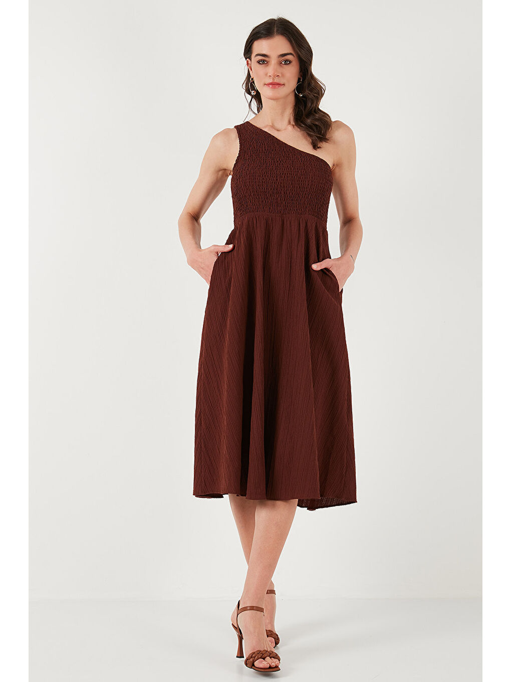 Kahverengi Regular Fit Tek Omuz Belden Açılan Gipeli Midi Boy Kadın Elbise 67810248-3