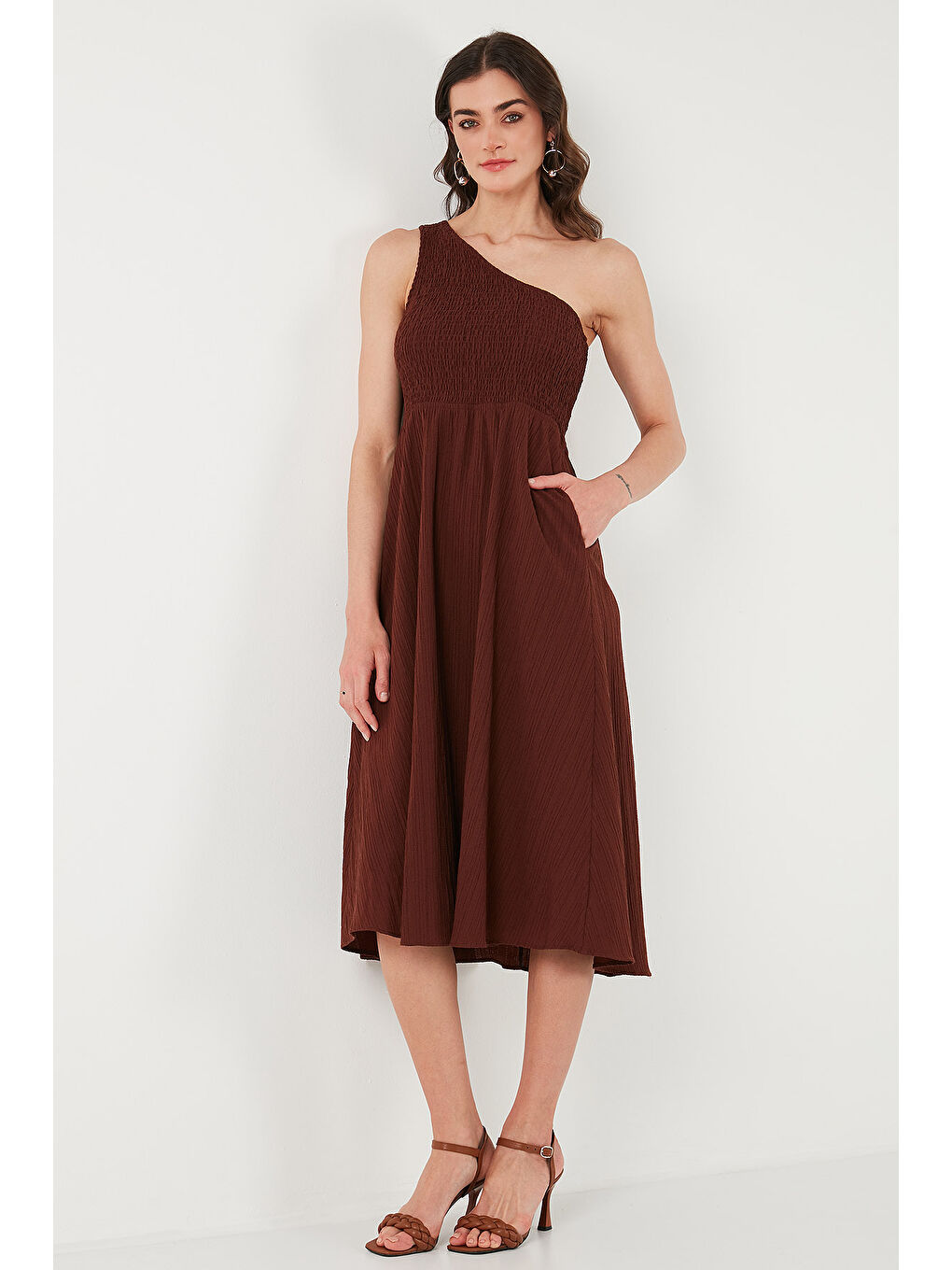 Kahverengi Regular Fit Tek Omuz Belden Açılan Gipeli Midi Boy Kadın Elbise 67810248-4