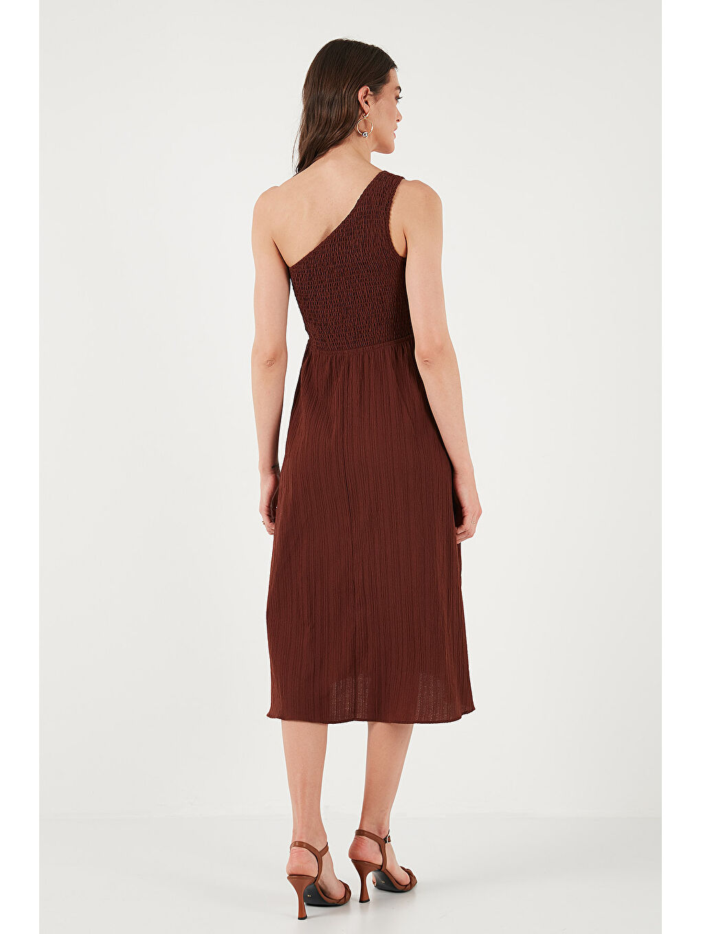 Kahverengi Regular Fit Tek Omuz Belden Açılan Gipeli Midi Boy Kadın Elbise 67810248-6