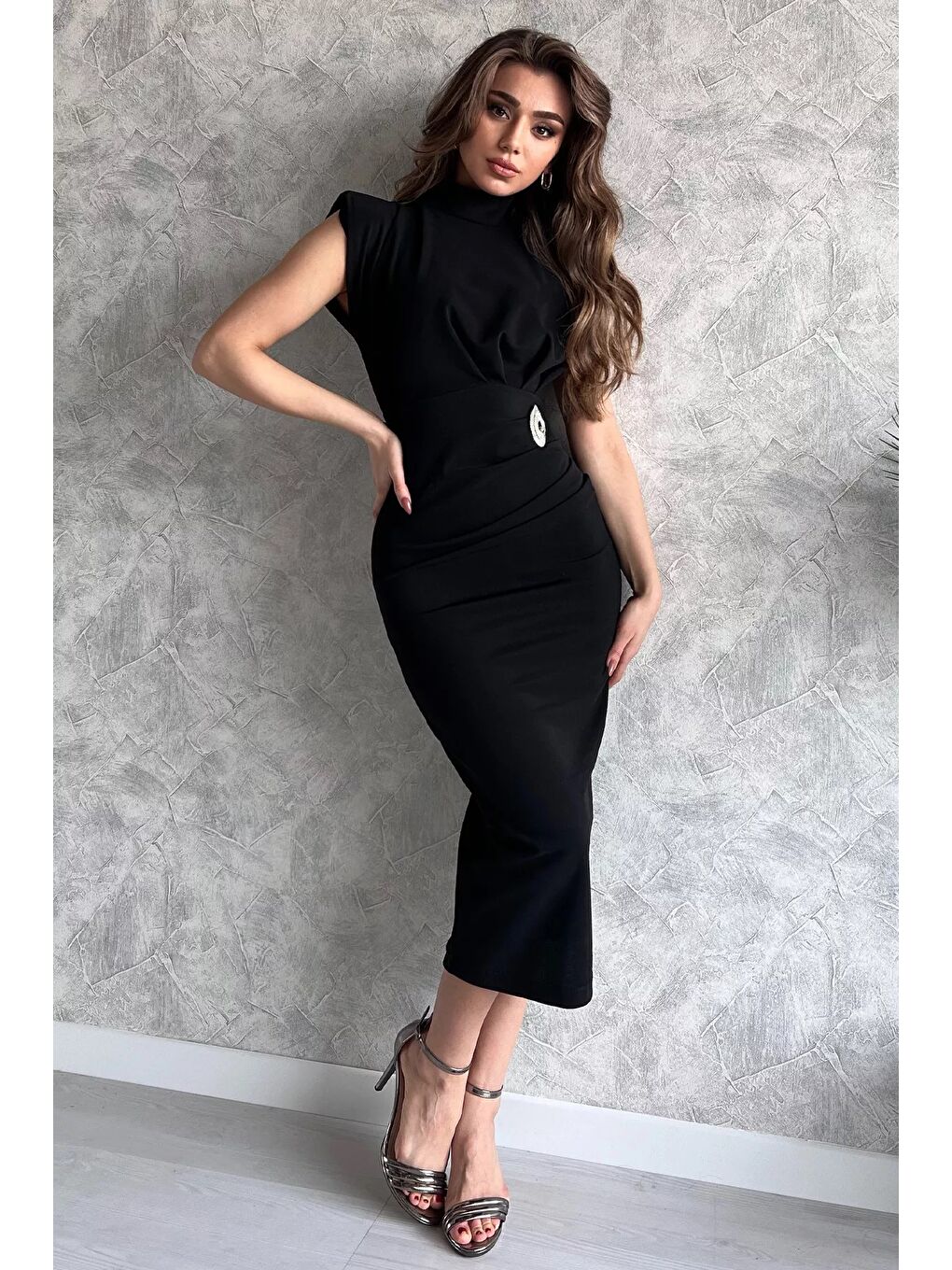 Siyah Broş Detaylı Dik Yaka Vatkalı Elbise-1